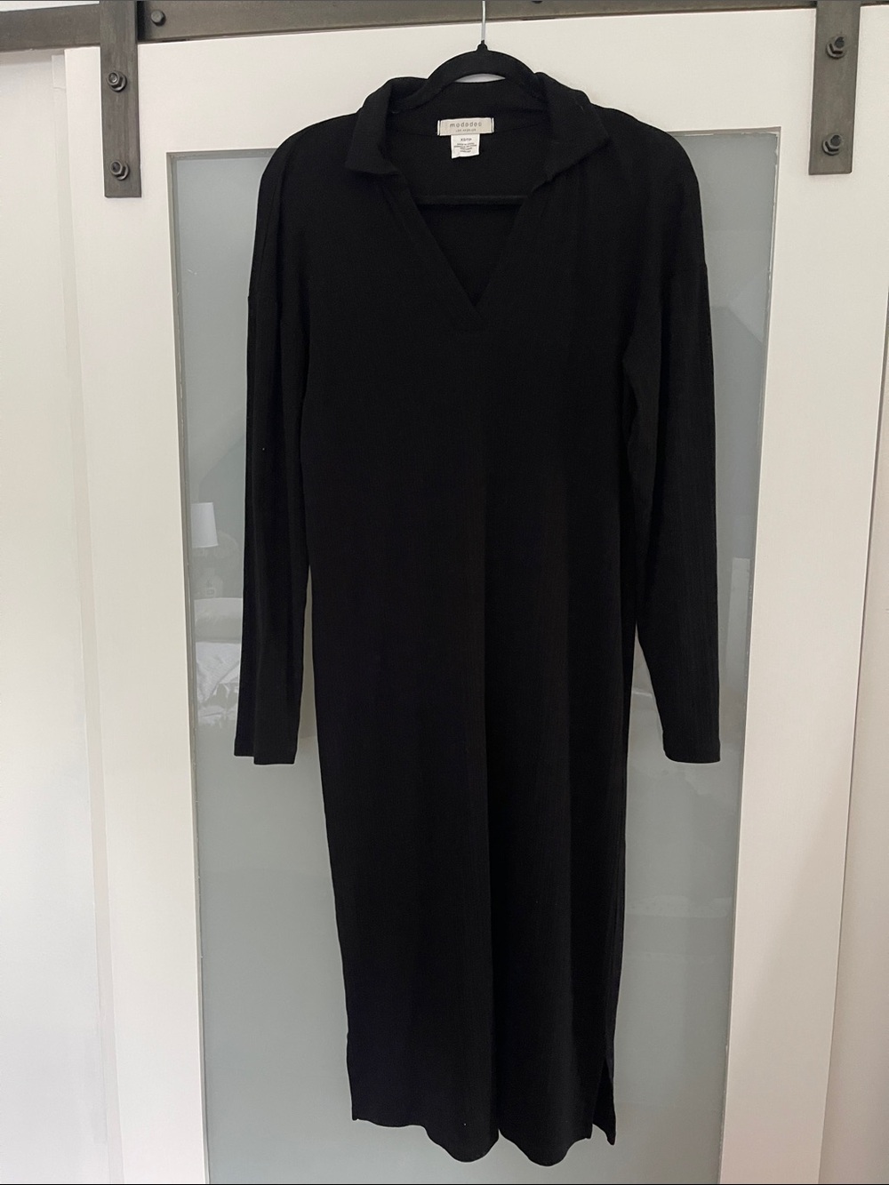 Mododoc Black Long-Sleeve Ribbed V-Neck Midi Dress